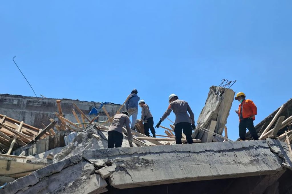 SAR Brimob Polda Jatim Sisir Reruntuhan Bangunan Ponpes Al Khoziny, Percepat Penyelamatan