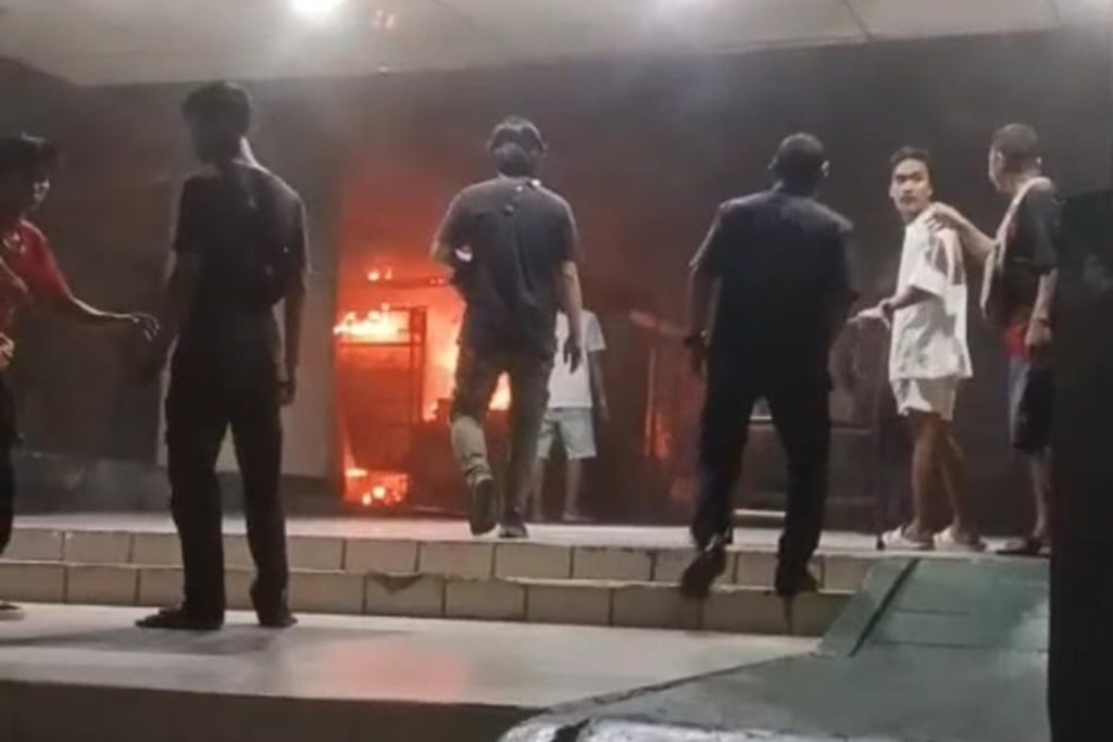 Kebakaran Kios HP di Glodok Plaza, 25 Personel Damkar Dikerahkan