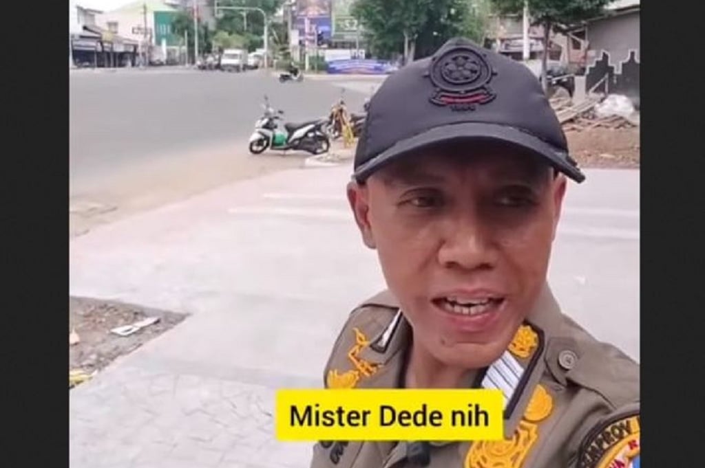 Viral Mister Dede Satpol PP Jakarta Fasih Bahasa Inggris, Netizen Kagum