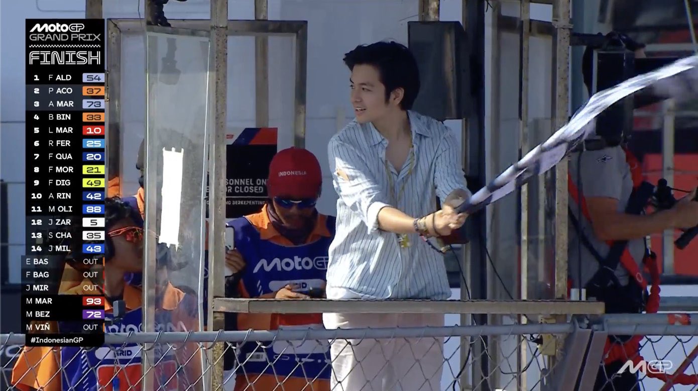 Viral Angga Yunanda Jadi Marshal di MotoGP Mandalika 2025, Saksi Kemenangan Fermín Aldeguer!