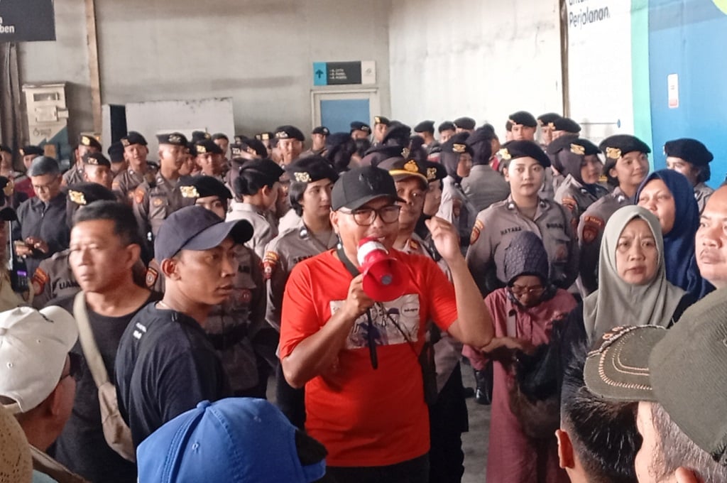 JPM Tanah Abang Sepi Pembeli, Ratusan Pedagang Demo di Depan Kantor Pengelola