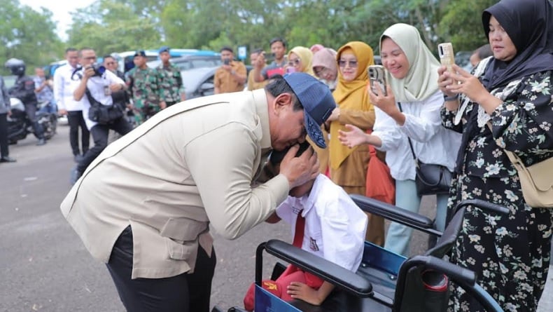 Momen Guru SLB di Pangkalpinang Dibikin Terharu saat Prabowo Tiba-Tiba Turun dari Mobil