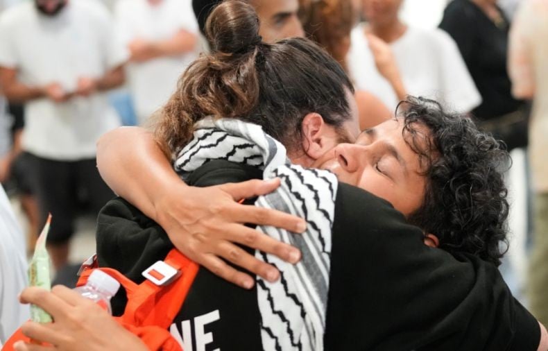 Kisah Aktivis Global Sumud Flotilla Anggota Parlemen Eropa Dianiaya Polisi Israel
