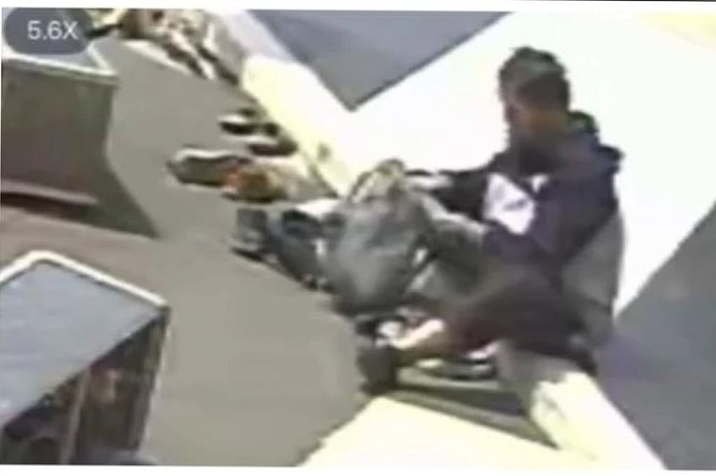 Viral! Berstatus ASN, Anak Eks Wali Kota Cirebon Terekam CCTV Curi Sepatu di Masjid