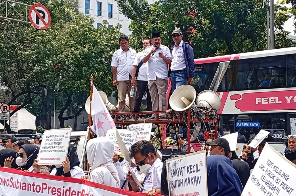 Ratusan Pedagang Demo di DPRD DKI, Protes Larangan Jual Rokok di Raperda KTR