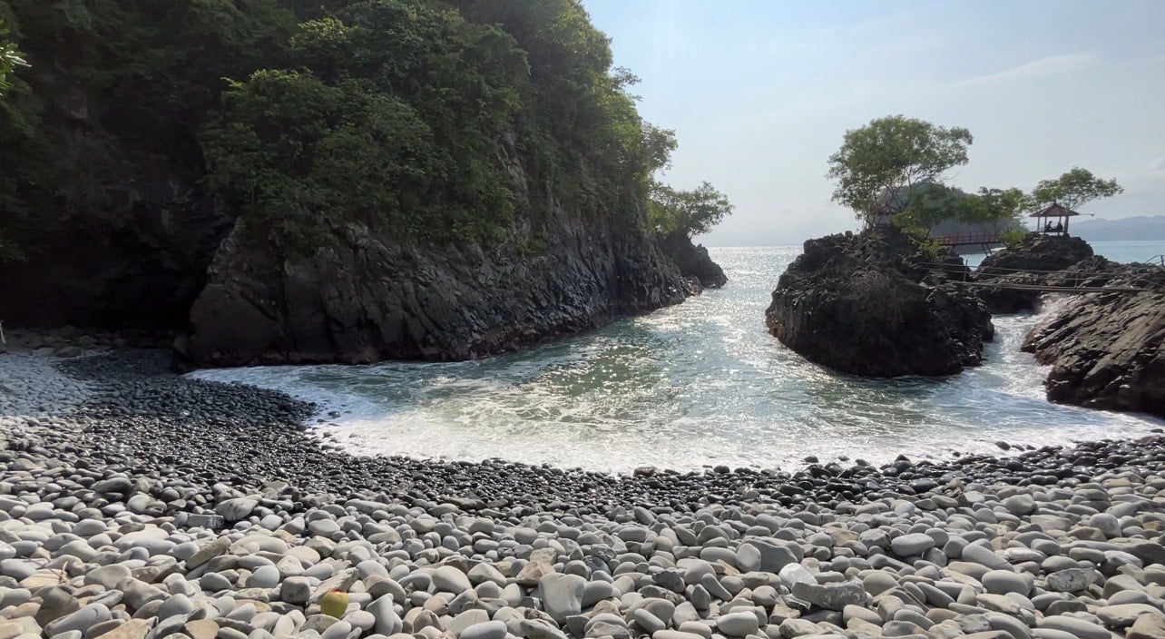 Keindahan Pantai Kuyon, Surga Tersembunyi di Jawa Timur