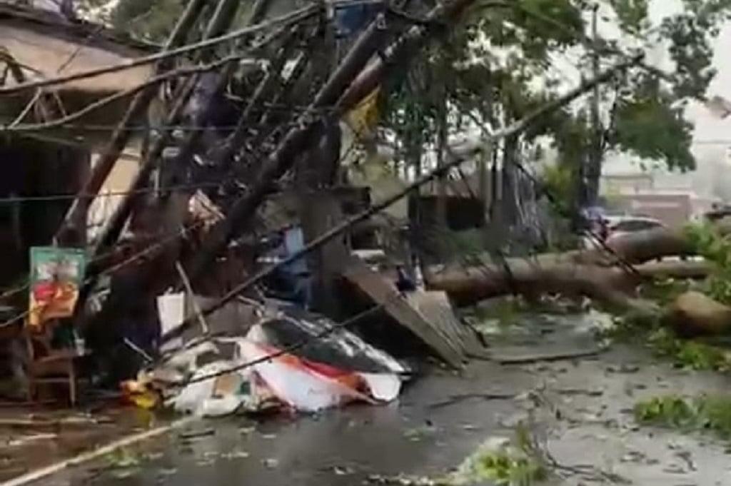 Ngeri! Pohon hingga Tiang Listrik Roboh gegara Hujan Angin di Tangsel