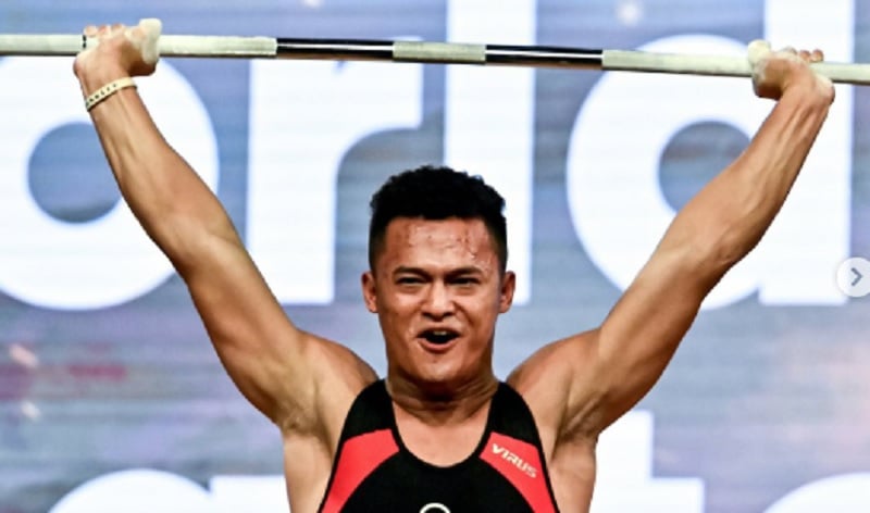 Lifter Rizki Juniansyah Pecahkan Rekor! Sabet 2 Emas di Kejuaraan Dunia Angkat Besi 2025