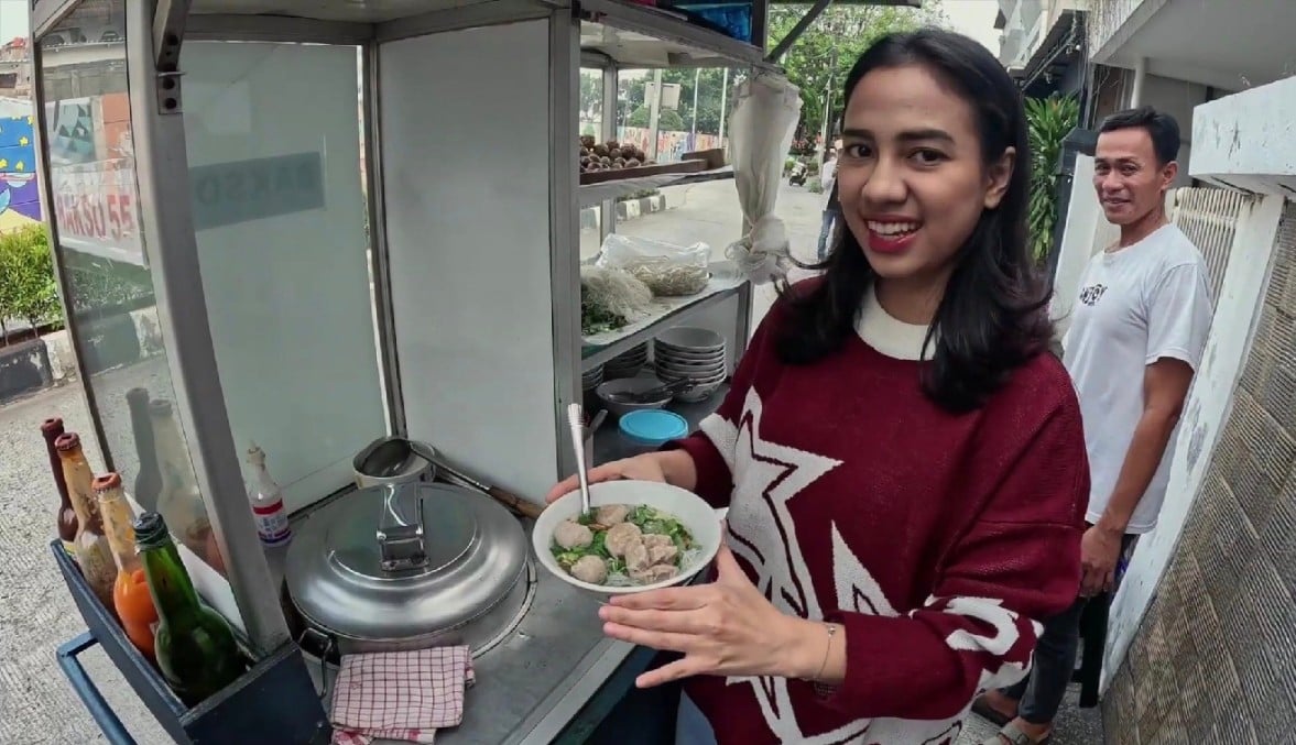 Belajar Dagang Bakso, Azia Gombalin Pembeli