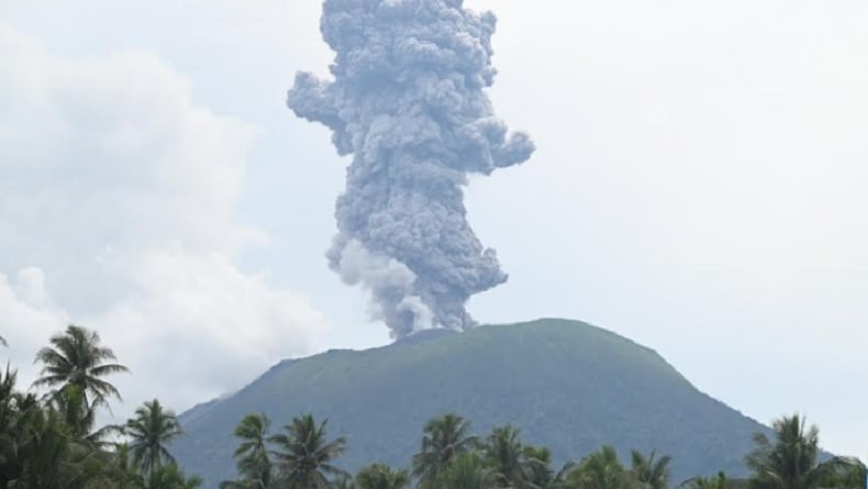 Gunung Ibu Erupsi Dahsyat, Letusan 2.000 Meter di Atas Puncak