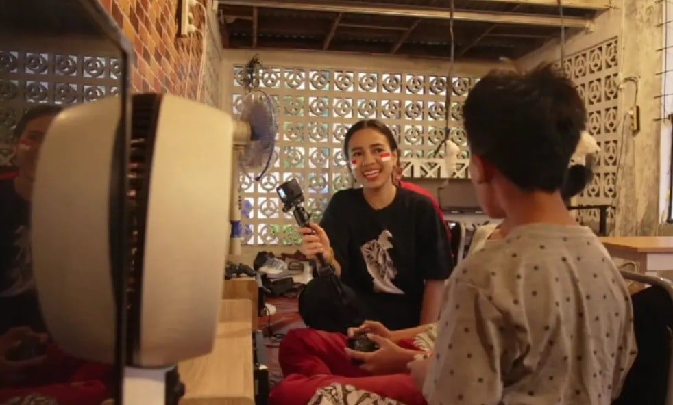 Main PS Sambil Makan Kerupuk? Azia Bikin 17-an Paling Ngakak!