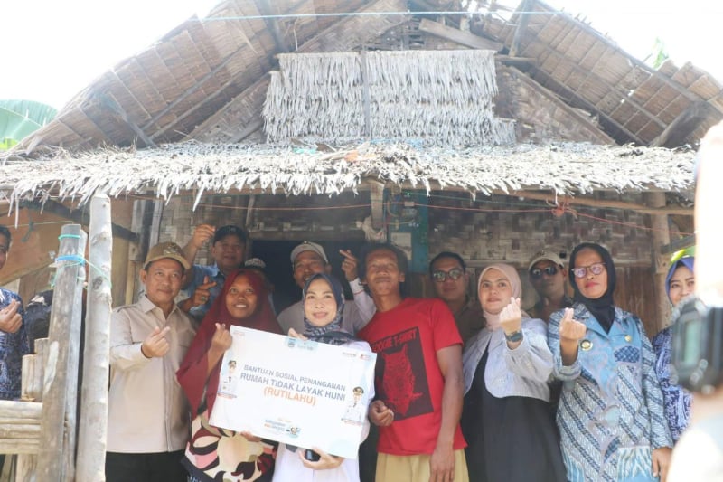 Bupati dan Wabup Serang Salurkan Bantuan untuk Warga Pulau Panjang