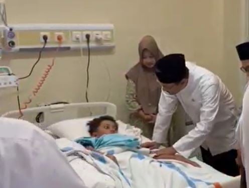 Mensos Jenguk Haical Santri Ponpes Al Khoziny usai Diamputasi, Janjikan Kaki Palsu