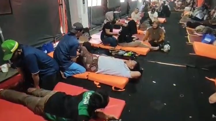 Komunitas Pijat Tuna Netra Layani Pijat Gratis Keluarga Korban Ponpes Al Khoziny