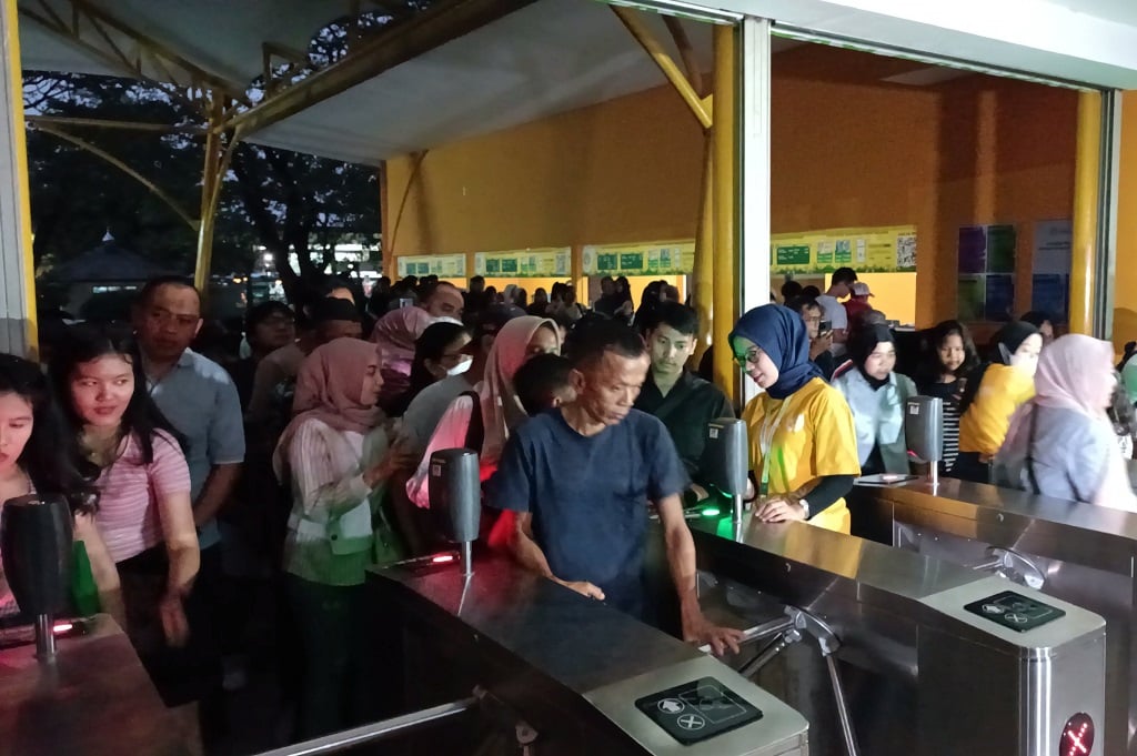 Suasana Taman Margasatwa Ragunan Malam Ini, Diserbu Masyarakat!