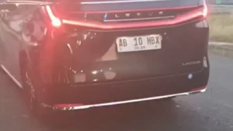 Viral! Mobil Sri Sultan HB X Disalip Rombongan Tot Tot Wuk Wuk saat Antre di Lampu Merah