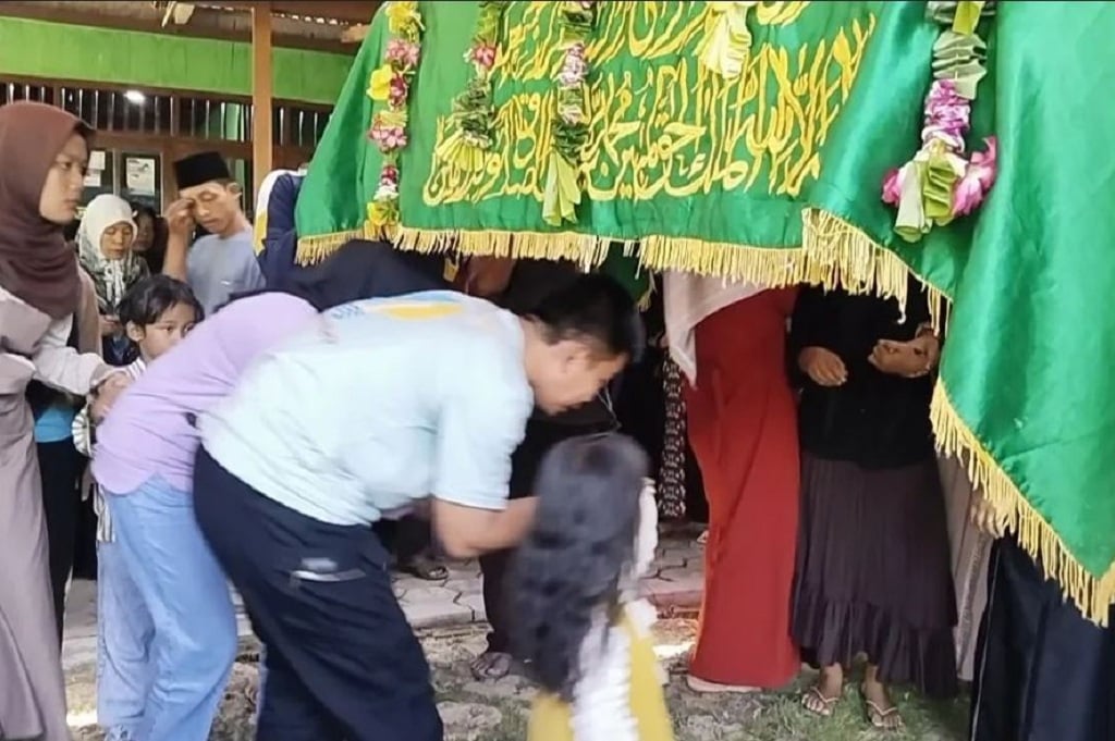 Tangis Pecah Pemakaman Siswa SMP di Grobogan, Tewas Diduga Di-bully Teman Sekolah