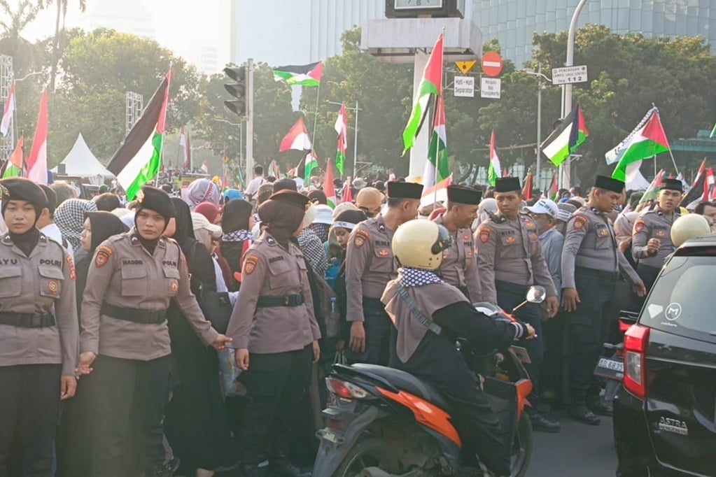 Momen Polisi Berpeci Kawal Aksi Bela Palestina di Patung Kuda Jakpus