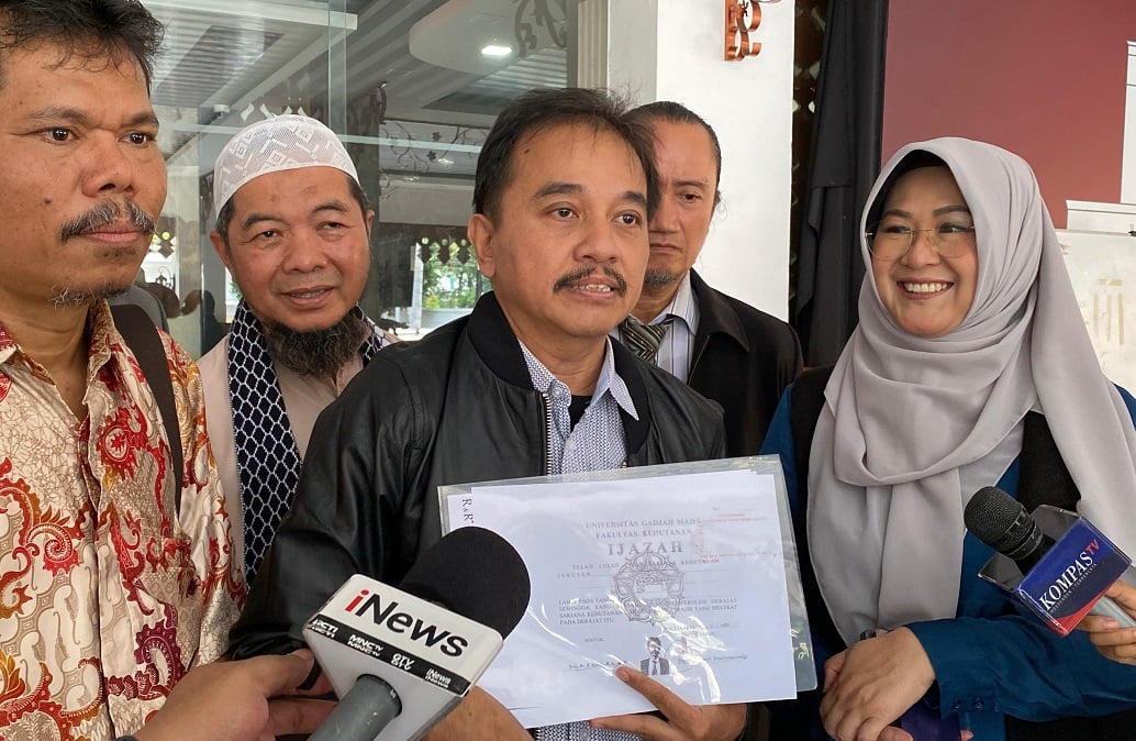 Terungkap! Ini Alasan Roy Suryo Ziarah ke Makam Ayah dan Ibu Jokowi