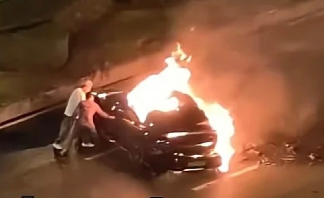 Mobil Listrik Terbakar, Pintu Elektronik Terkunci Makan Korban Jiwa