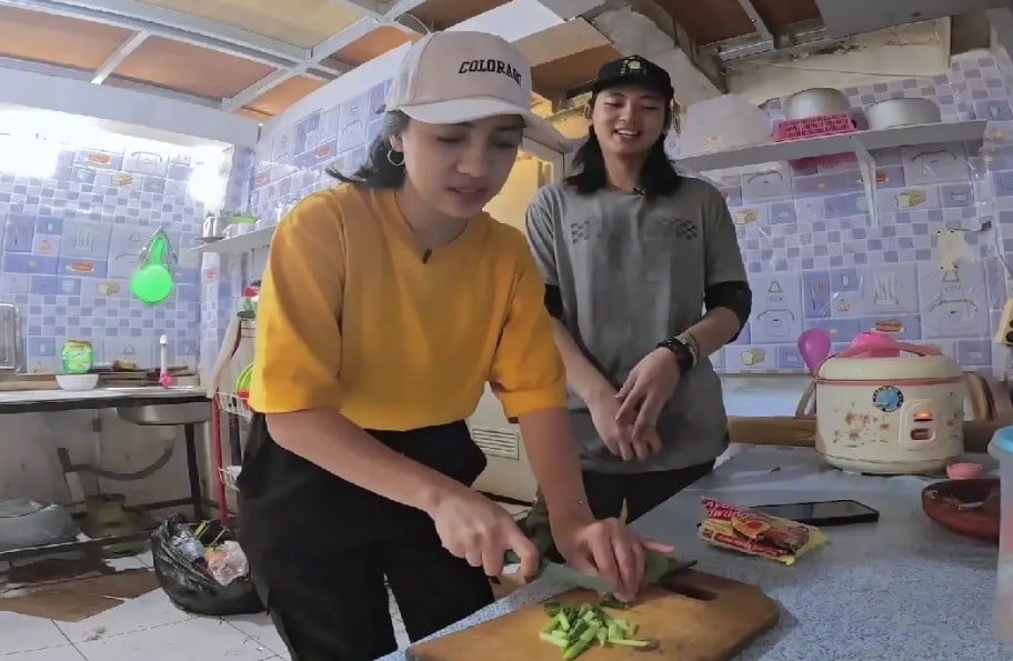Kerja di Warkop, Azia Bikin Semua Orang Ketawa Gara-Gara Gombalannya!
