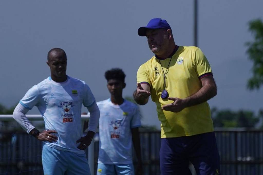 Persib Bandung Siapkan Strategi Khusus untuk Hadapi PSBS Biak di Maguwoharjo