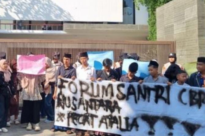 Massa Santri Demo di Rumah Ridwan Kamil Buntut Ucapan Atalia soal Ponpes Al Khoziny