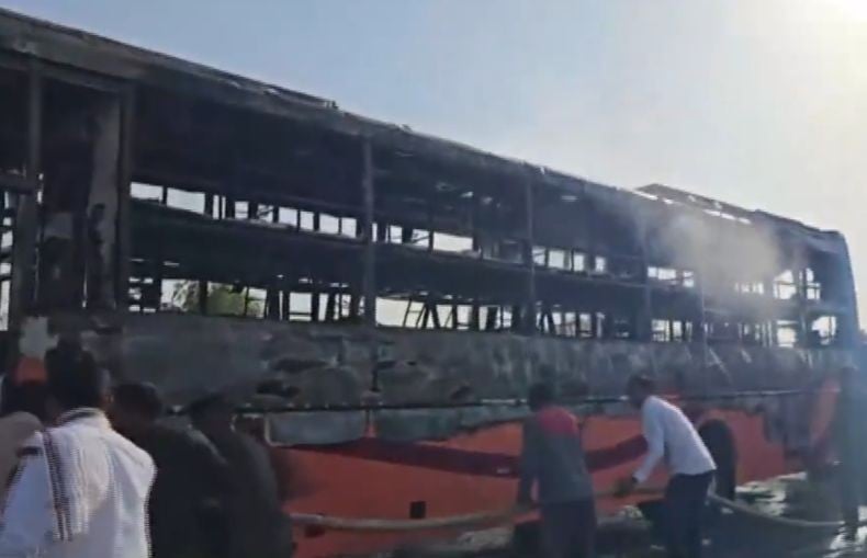 Bus Penuh Penumpang Terbakar, 19 Orang Tewas