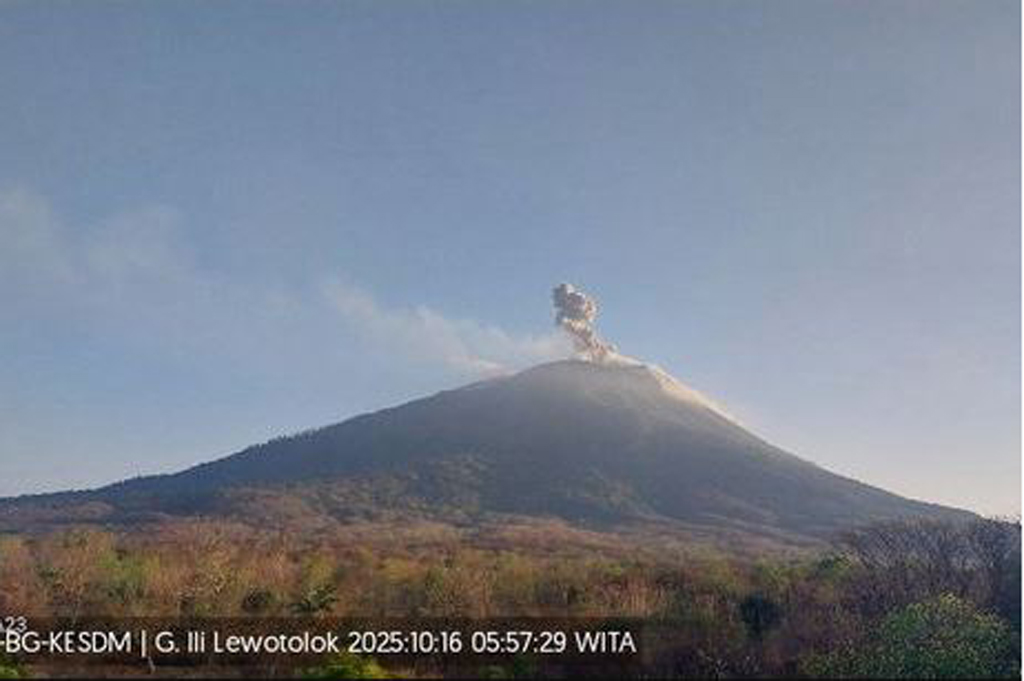 Gunung Ile Lewotolok Erupsi di Lembata NTT, Kolom Abu Capai 400 Meter dari Puncak