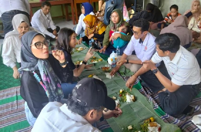Momen Ketum Partai Perindo Angela Tanoesoedibjo Liwetan Bersama Warga Neglasari