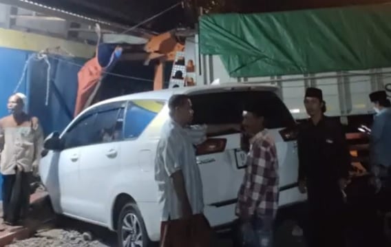 Kecelakaan Beruntun 4 Kendaraan di Bangkalan, 5 Luka-Luka