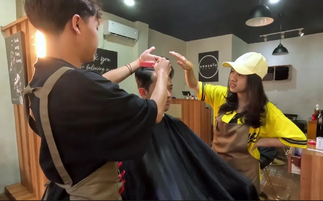 Dari Gombal ke Gunting, Aksi Kocak Azia di Kursi Barbershop