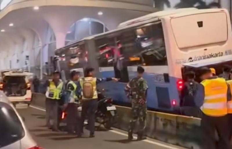 Bus Transjakarta Tabrak Halte Dukuh Atas, Pengemudi Diduga Hilang Fokus