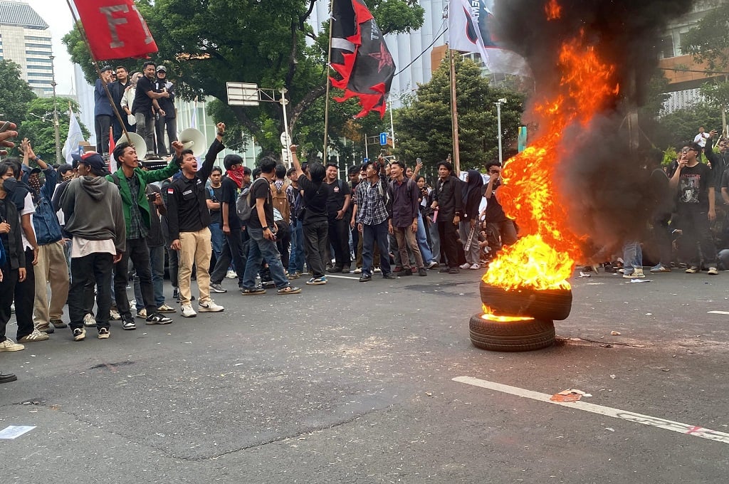 Demo Setahun Pemerintahan Prabowo-Gibran di Patung Kuda, Mahasiswa Bakar Ban