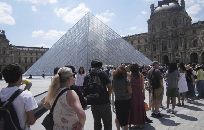 Museum Louvre Paris Kembali Dibuka Setelah Perampokan