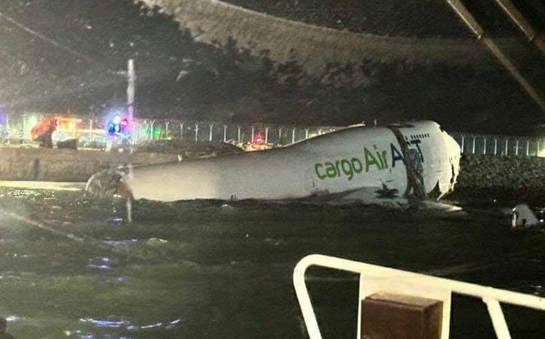 Penampakan Pesawat Boeing 747 Masuk Laut di Bandara Hong Kong, Badan Terpotong
