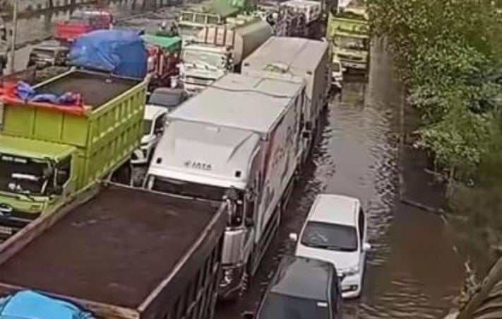 Banjir Lumpuhkan Jalur Pantura Semarang, Ribuan Kendaraan Terjebak Kemacetan