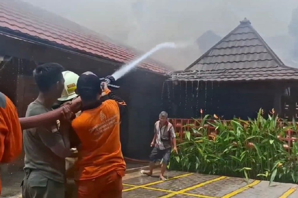 Kebakaran Restoran Bakso Lapangan Tembak, 4 Unit Damkar Dikerahkan