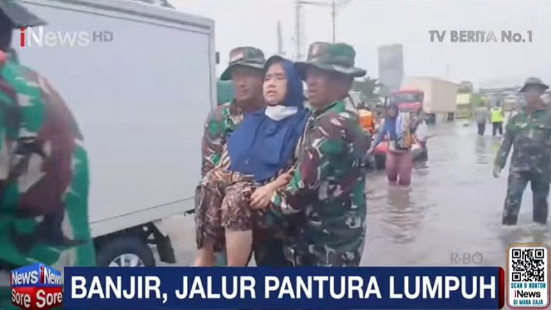 Dampak Banjir Pantura Semarang, Lansia Dievakuasi hingga Sekolah Diliburkan