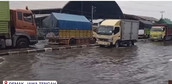 Macet Horor di Pantura Semarang-Demak Imbas Banjir Rob Mulai Terurai