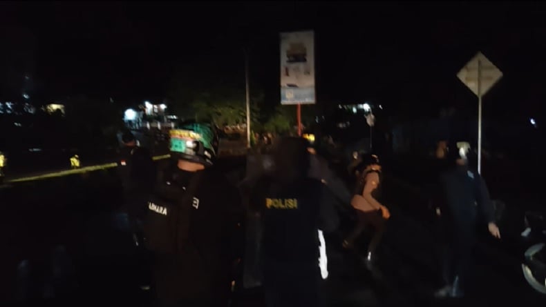 Sorong Ricuh, Polisi Tembakkan Gas Air Mata untuk Bubarkan Massa
