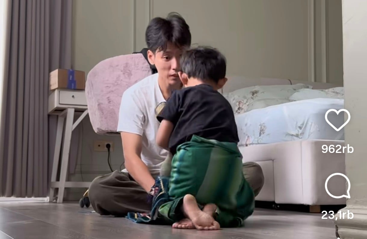 Momen Mengharukan Na Daehoon Salat Berjamaah bareng Anak usai Isu Diselingkuhi Istri