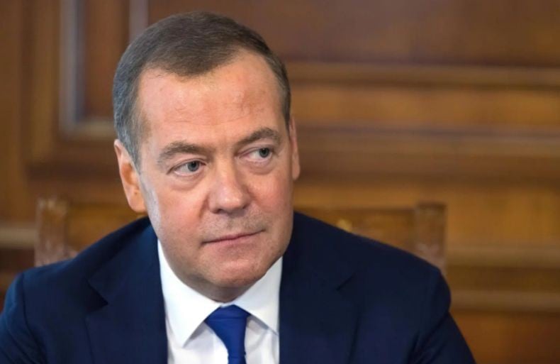 Mantan Presiden Rusia Medvedev Sebut Amerika Ingin Bikin Panjang Perang Ukraina