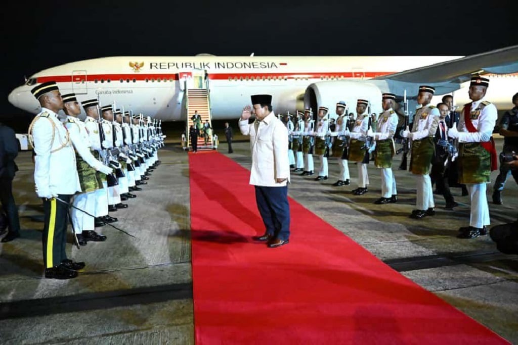 Prabowo Tiba di Malaysia Jelang KTT ASEAN, Disambut Pasukan Kehormatan