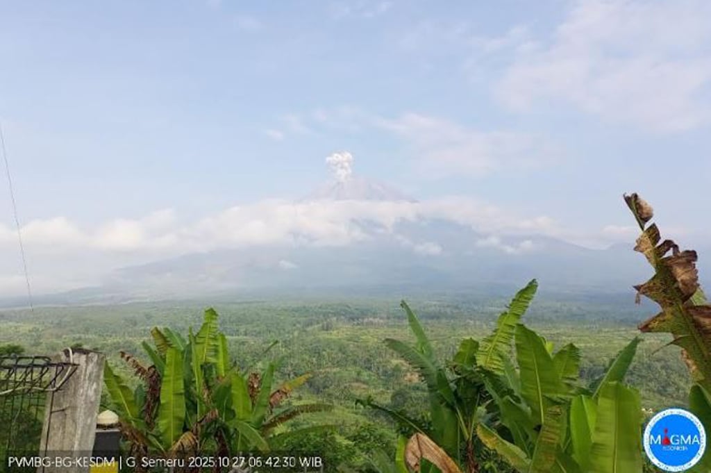 Gunung Semeru Erupsi 2 Kali Pagi Ini, Kolom Abu Capai 700 Meter di Atas Puncak