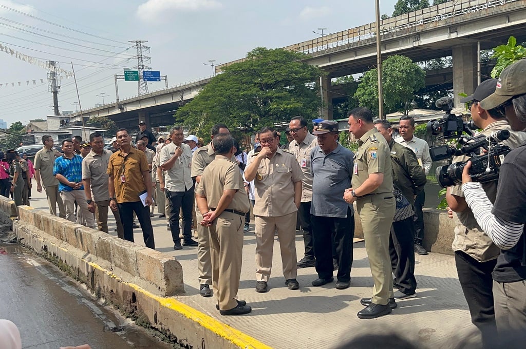Pramono Cek Jalan Beda Tinggi yang Viral Bikin Mobil Terperosok di Jakut
