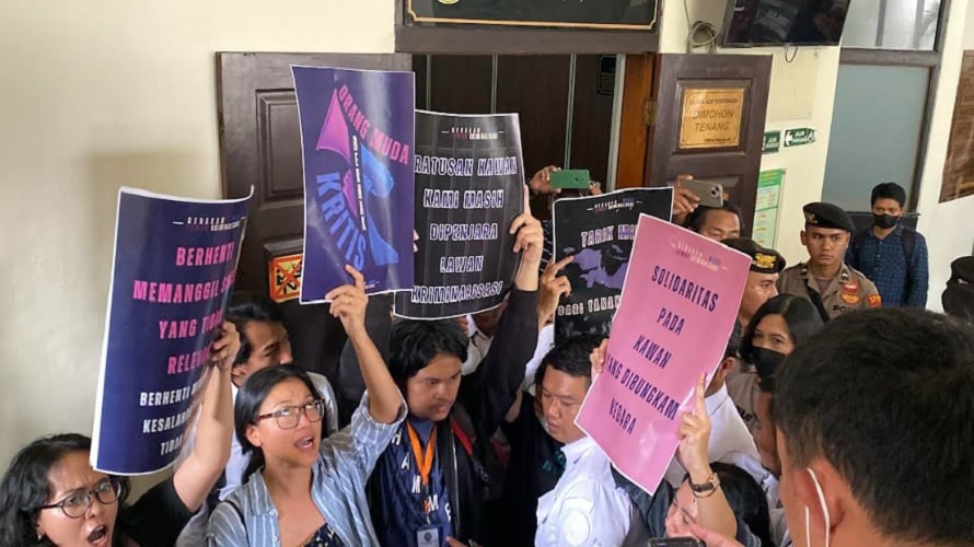 Praperadilan Ditolak, Pendukung Khariq Anhar Bentangkan Poster Protes di PN Jaksel