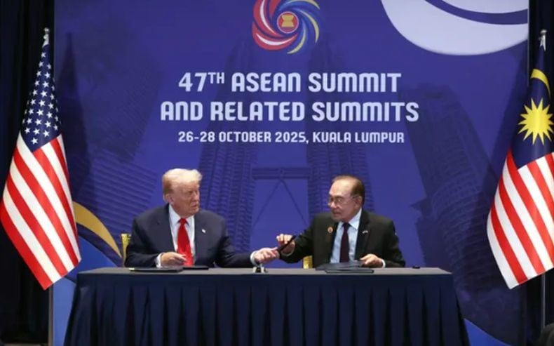 Momen Kocak PM Malaysia Anwar Ibrahim Minta Pena Trump saat Teken Perjanjian Dagang