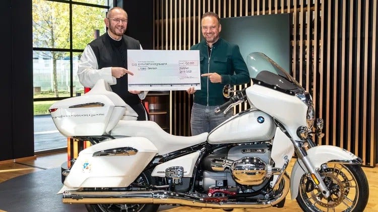 Motor BMW Serba Putih Bekas Paus Leo XIV Terjual Rp2,2 Miliar, Lelang Disumbangkan untuk Amal