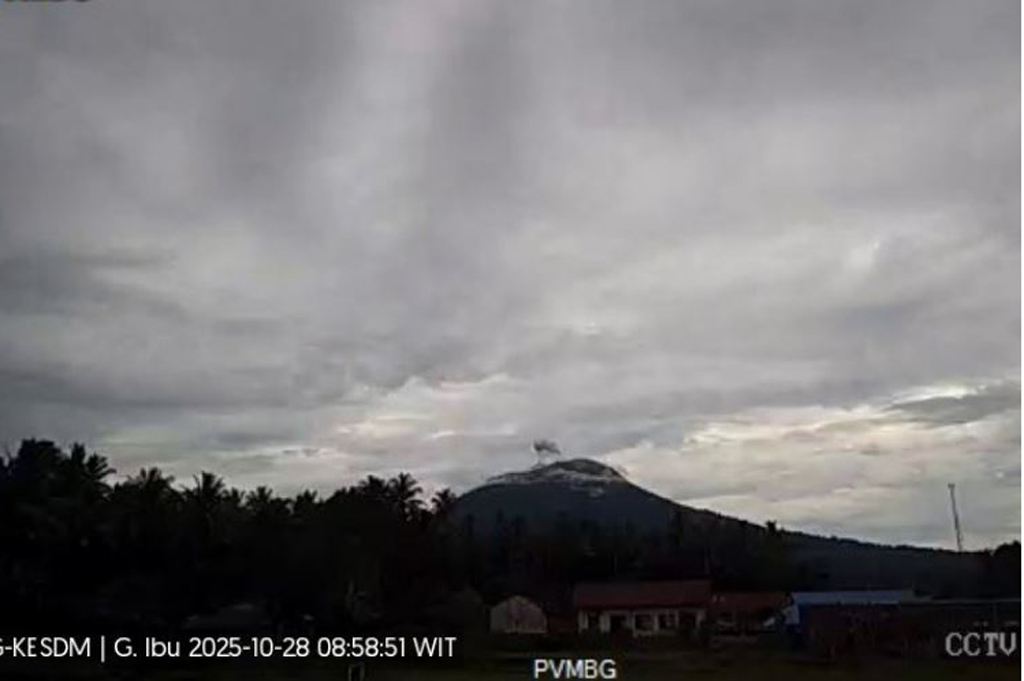 Gunung Ibu Meletus di Halmahera Barat Malut, Kolom Abu Capai 300 Meter
